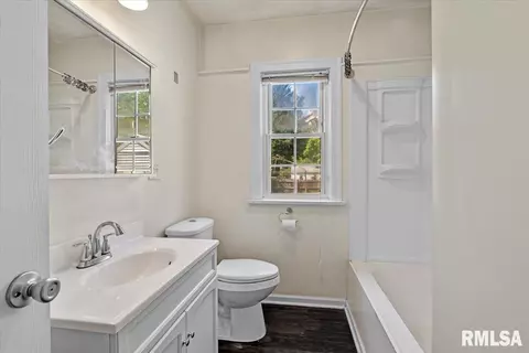 Bath - 1011 Bryn Mawr Blvd, Springfield, IL 62703 photo 1 of 4