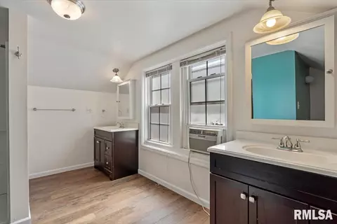 Bath - 1011 Bryn Mawr Blvd, Springfield, IL 62703 photo 3 of 4