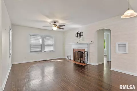 Living - 1011 Bryn Mawr Blvd, Springfield, IL 62703 photo 2 of 3