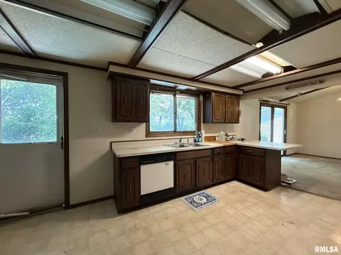 Kitchen - 573 Matthews Ct, Oneida, IL 61467 photo 3 of 3