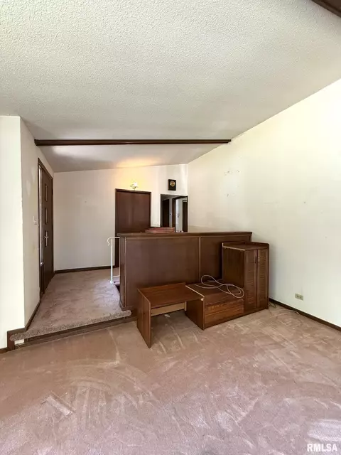 Living - 573 Matthews Ct, Oneida, IL 61467 photo 4 of 7