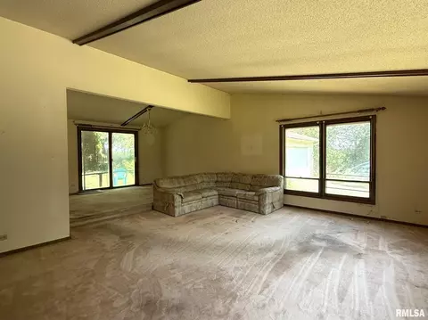 Living - 573 Matthews Ct, Oneida, IL 61467 photo 2 of 7