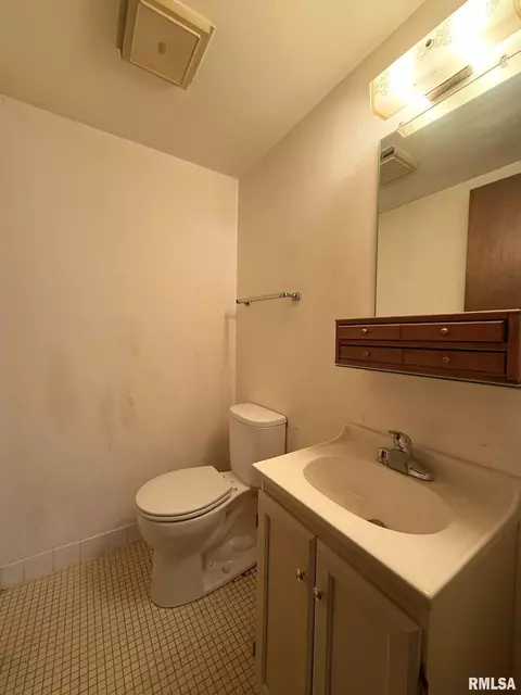 Bath - 573 Matthews Ct, Oneida, IL 61467 photo 1 of 2