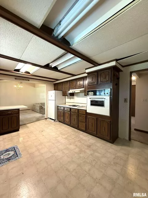 Kitchen - 573 Matthews Ct, Oneida, IL 61467 photo 1 of 3