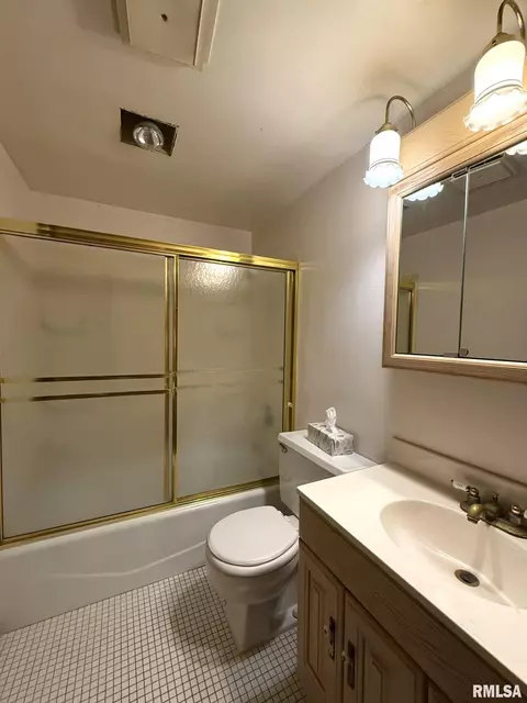 Bath - 573 Matthews Ct, Oneida, IL 61467 photo 2 of 2
