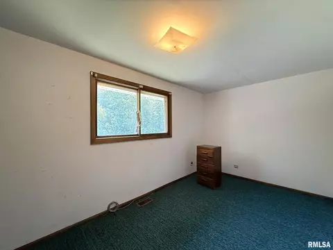 Bedroom - 573 Matthews Ct, Oneida, IL 61467 photo 8 of 11