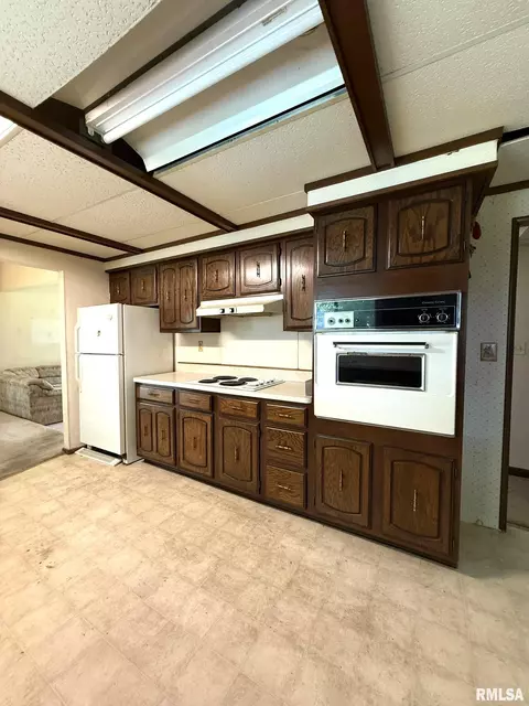 Kitchen - 573 Matthews Ct, Oneida, IL 61467 photo 2 of 3