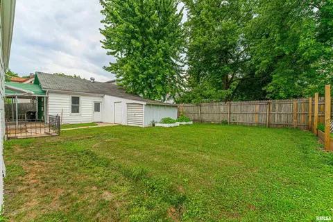Exterior - 302 W Gray Ave, Bloomington, IL 61701 photo 4 of 5