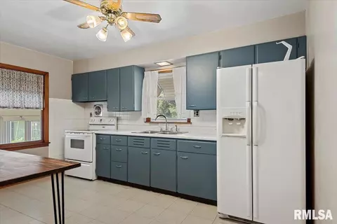 Kitchen - 2912 Enos Ave, Springfield, IL 62702 photo 1 of 2