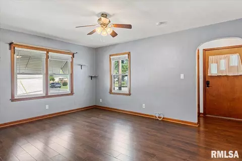 Living - 2912 Enos Ave, Springfield, IL 62702 photo 2 of 4