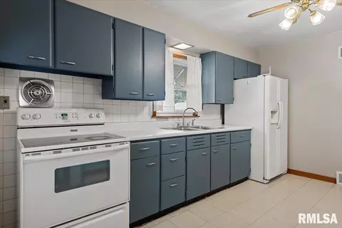 Kitchen - 2912 Enos Ave, Springfield, IL 62702 photo 2 of 2