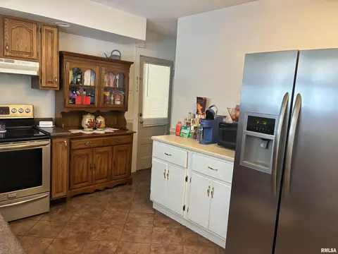 Kitchen - 700 S 20th St, Quincy, IL 62301 photo 2 of 2