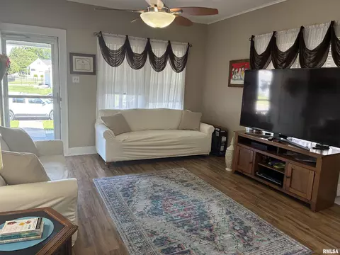 Living - 700 S 20th St, Quincy, IL 62301 photo 1 of 2