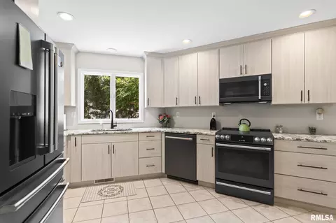 Kitchen - 4905 Eagles Lndg, Springfield, IL 62711 photo 2 of 4