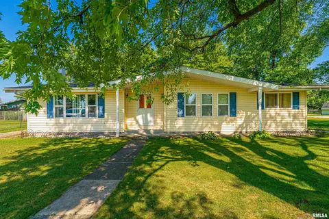 913 N Flora Dr, Mount Pulaski, IL 62548