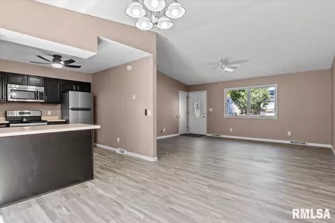 913 Diane Ct, Springfield, IL 62702 photo 8