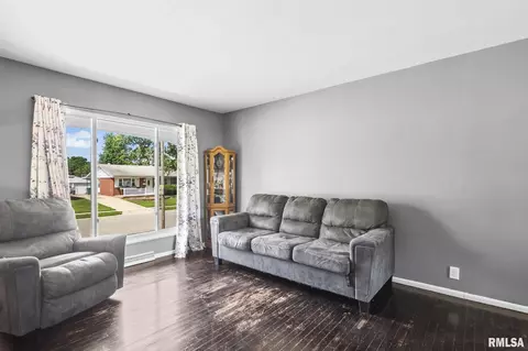 Living - 2208 E Black Ave, Springfield, IL 62702 photo 2 of 2