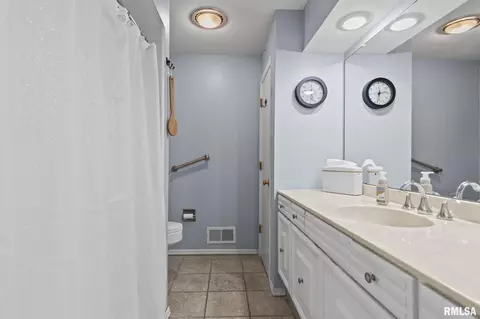 Bath - 1613 Denison Dr, Springfield, IL 62704 photo 2 of 3
