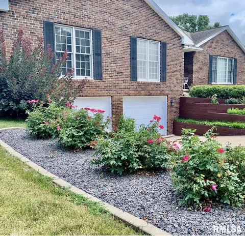 4 Hamilton Dr, Jacksonville, IL 62650