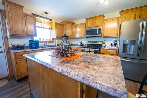 Kitchen - 23490 E Maple Rd, Bluford, IL 62814 photo 4 of 6