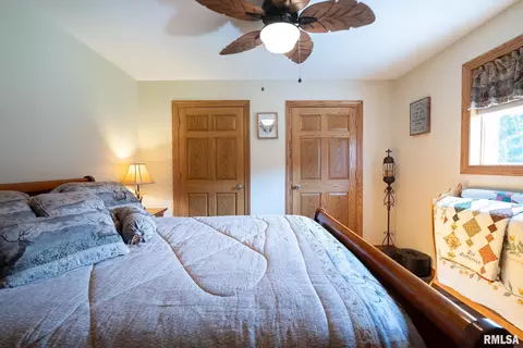 Bedroom - 23490 E Maple Rd, Bluford, IL 62814 photo 4 of 5