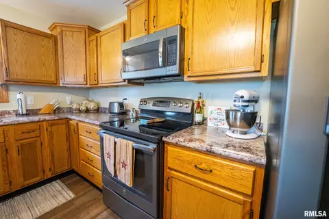 Kitchen - 23490 E Maple Rd, Bluford, IL 62814 photo 6 of 6