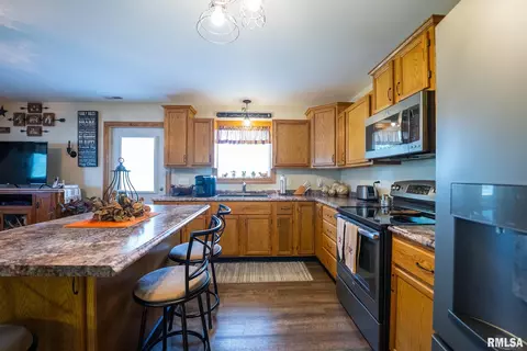 Kitchen - 23490 E Maple Rd, Bluford, IL 62814 photo 3 of 6