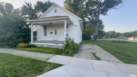 411 E Main Cross St, Taylorville, IL 62568