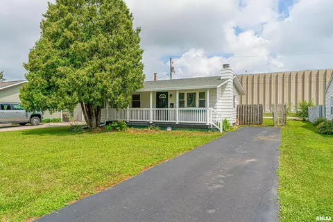 320 Welch Dr, Lincoln, IL 62656