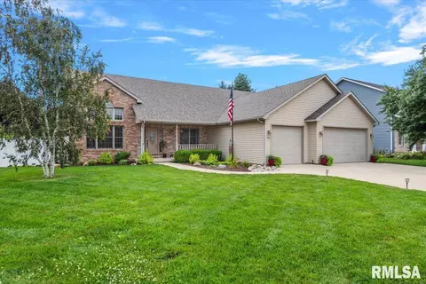228 Manor Hill Dr, Chatham, IL 62629
