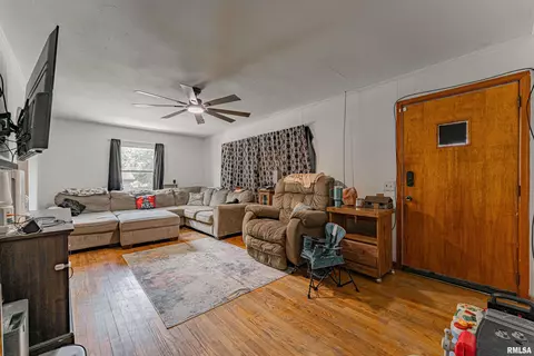 902 S Spring St, Mount Pulaski, IL 62548 photo 6