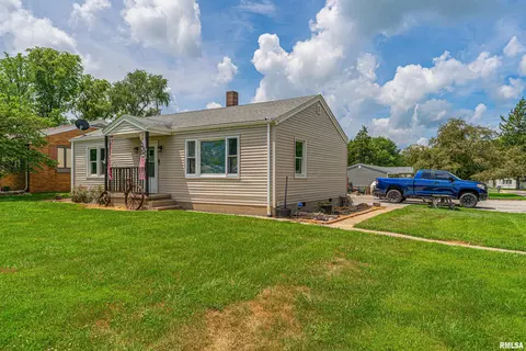 902 S Spring St, Mount Pulaski, IL 62548 photo 3
