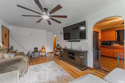 902 S Spring St, Mount Pulaski, IL 62548 photo 7