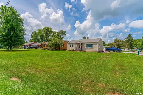 902 S Spring St, Mount Pulaski, IL 62548 photo 2
