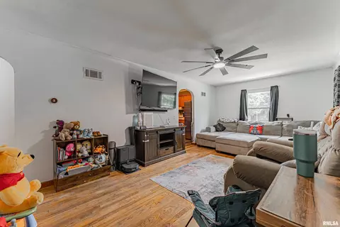 902 S Spring St, Mount Pulaski, IL 62548 photo 4