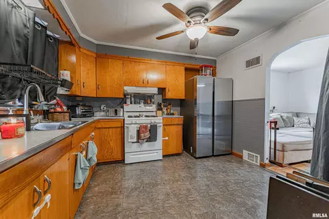 902 S Spring St, Mount Pulaski, IL 62548 photo 9