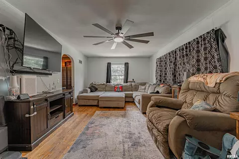 902 S Spring St, Mount Pulaski, IL 62548 photo 5