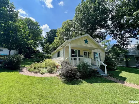 217 S 9th St, Petersburg, IL 62675