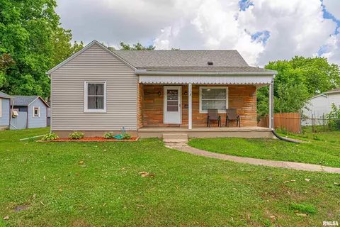 712 8th St, Lincoln, IL 62656
