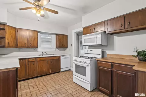 Kitchen - 2105 Pasfield St, Springfield, IL 62704 photo 1 of 3