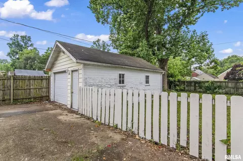 Exterior - 2105 Pasfield St, Springfield, IL 62704 photo 3 of 5