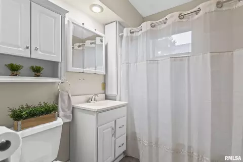 Bath - 2105 Pasfield St, Springfield, IL 62704 photo 1 of 1