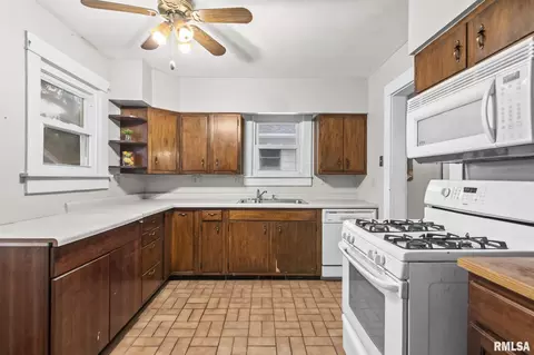 Kitchen - 2105 Pasfield St, Springfield, IL 62704 photo 2 of 3