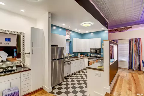 Kitchen - 815 W Washington St, Springfield, IL 62704 photo 1 of 5