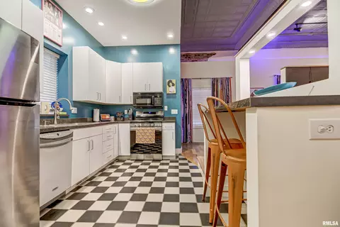 Kitchen - 815 W Washington St, Springfield, IL 62704 photo 3 of 5