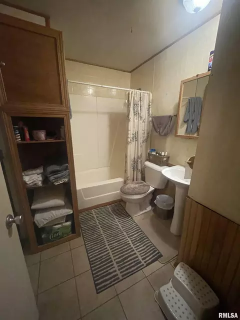 Bath - 3321 Buckner St, Springfield, IL 62703 photo 3 of 3