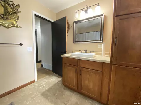 Bath - 2476 Arrowhead Dr, Springfield, IL 62702 photo 2 of 4