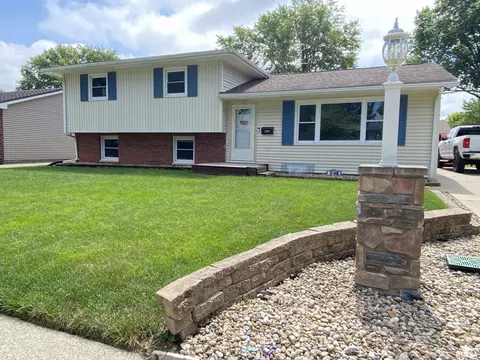 2476 Arrowhead Dr, Springfield, IL 62702