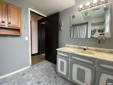 Bath - 2476 Arrowhead Dr, Springfield, IL 62702 photo 4 of 4