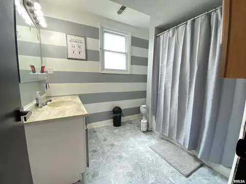 Bath - 2476 Arrowhead Dr, Springfield, IL 62702 photo 3 of 4